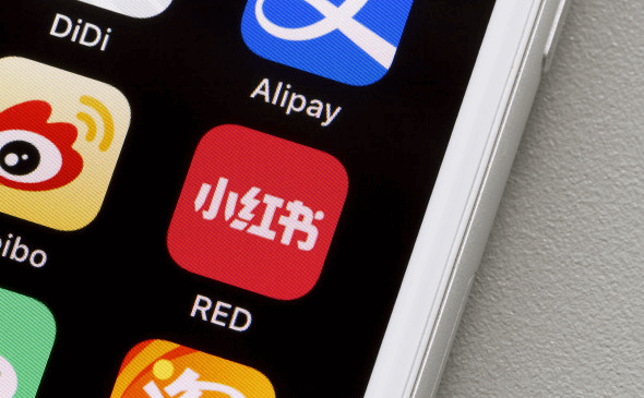 Интерфейс приложения Xiaohongshu с элементами e-commerce и поисковой выдачи